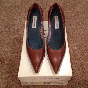 Brown leather pointed toe pumps heels